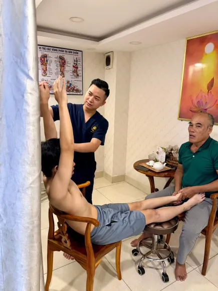 Tê tay khi ngủ dậy hoặc ngồi lâu: Nguyên nhân do đâu và nên làm gì?